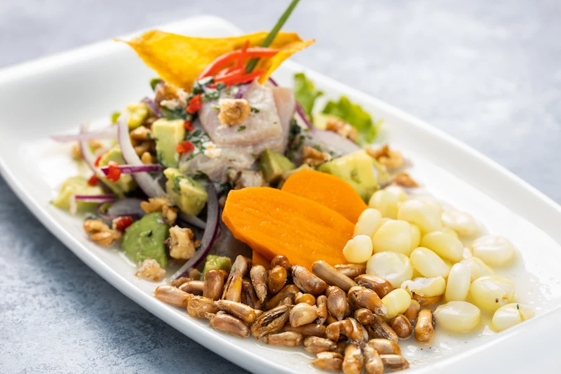 Plato ceviche peruano