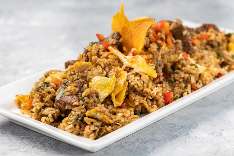 Plato de arroz chaufa de carne